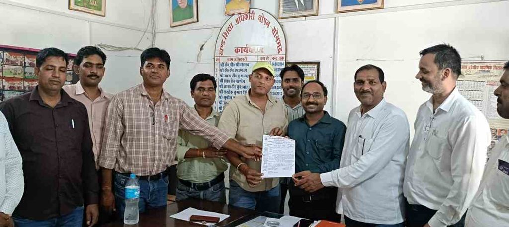 सोनभद्र चोपन में चयन वेतनमान की मांग को लेकर शिक्षकों ने सौंपा ज्ञापन