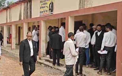 सोनभद्र के खनन कारोबारी इस्तियाक अहमद खान की गिरफ्तारी का मामला
