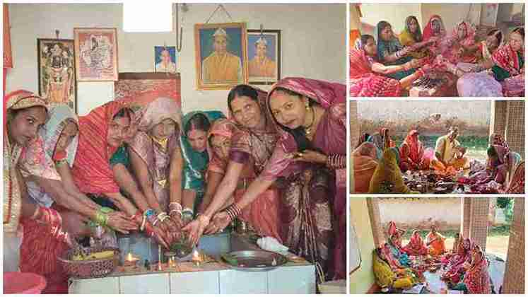 सोनभद्र में हरतालिका तीज पर शिव-पार्वती की पूजा करतीं व्रती महिलाएं