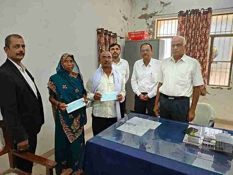 सोनभद्र स्थायी लोक अदालत के हस्तक्षेप से दंपती को मिली 10 लाख रुपये की बीमा राशि